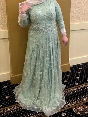 Elegant Mint Green Embellished Long Sleeve Evening Dress